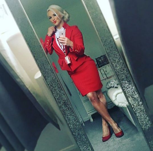 是一位来自英国的性感空姐【aymeoliveira】绝对会打破大家对于一般