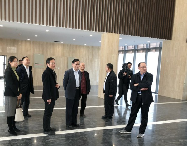 并与开发区工委书记王少峰,管委会主任梁胜和有关部门负责人就国际