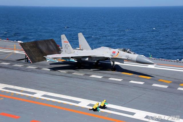 歼15双座版最新照片曝光,可改装为教练机和电子战飞机!