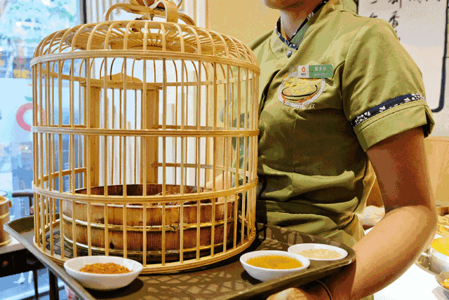 当miniko的卡姿兰大眼睛一触及这华丽丽的"鸟笼",忍不住想拿起我的