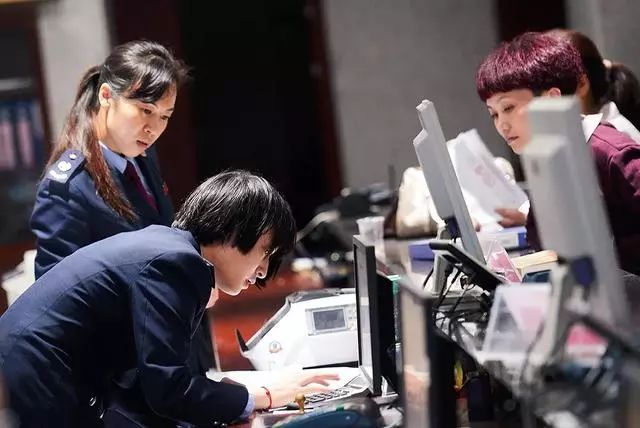 稳杠杆背景下的减税降费