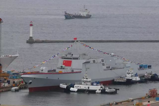 7月3日早上7时许,大连造船厂船坞上的两艘055型驱逐舰挂满旗,舰艏悬挂