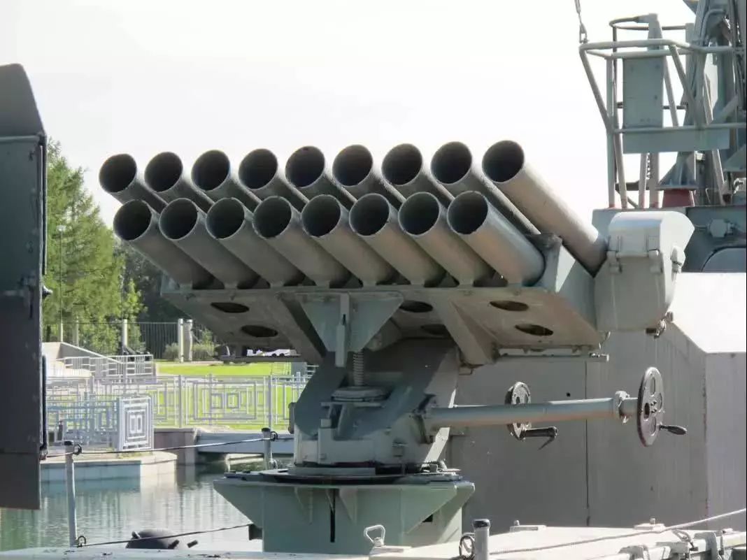 乌克兰扬言要炸掉大桥,俄罗斯开出冷战时期的坦克炮艇