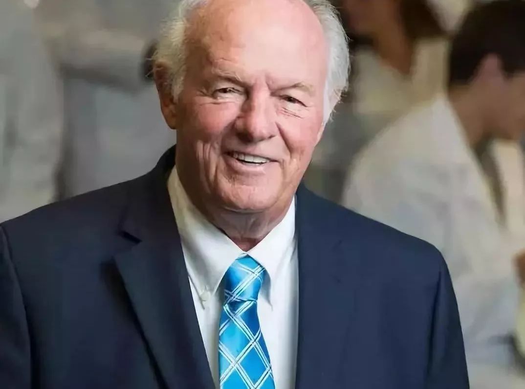 据《福布斯》估计,桑福德本人净身价24亿美元,在福布斯2019美国400