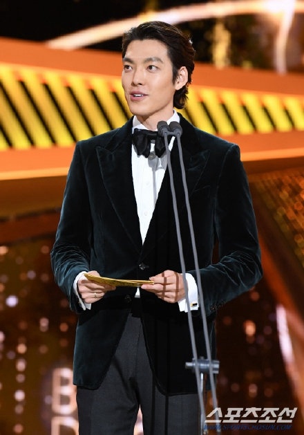 最惊喜的亮相!金宇彬抗癌两年半出席青龙奖 留大背头元气十足【组图】