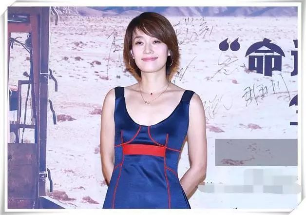 42岁马伊琍又换发型了,这"狗啃式"短发发型设计搭配,依然很美