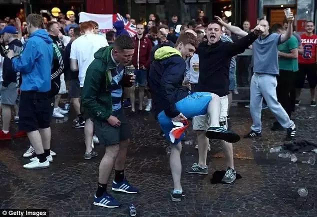 当足球流氓遇上战斗民族会发生什么今年世界杯想必会很热闹惹