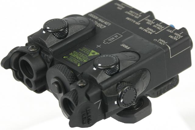 an/peq-15分别具有可见激光/红外线激光/红外线照明发射器,两个较窄的