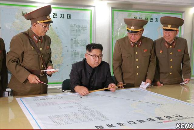　2017年，金正恩视察朝鲜战略军司令部。（朝中社）