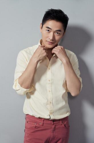 "恒温系暖男"朱泳腾最新写真诠释"正气绅士"