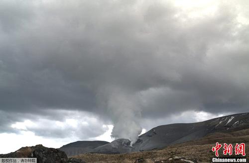 新西兰汤加里罗火山时隔3个月后再次喷发，火山灰冲上高空，直耸入云。