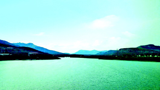 一湾清水鹰嘴子湖光山色崮头村