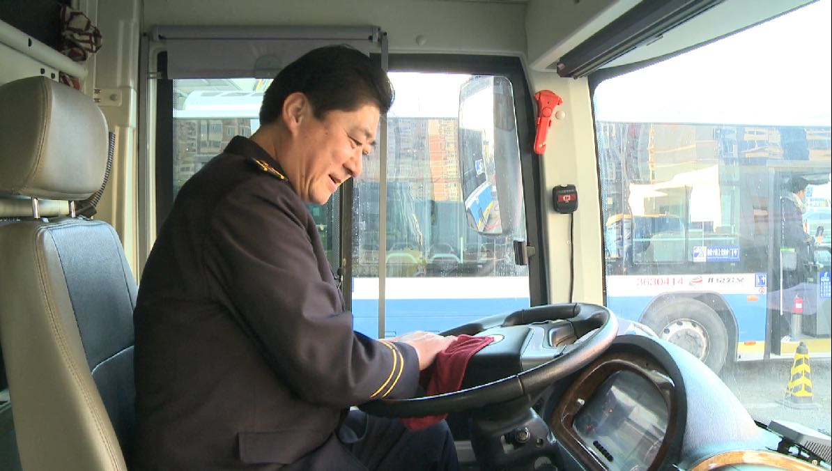 奋斗的中国人313路公交车司机刘宝中孤独公交线路上的领路人