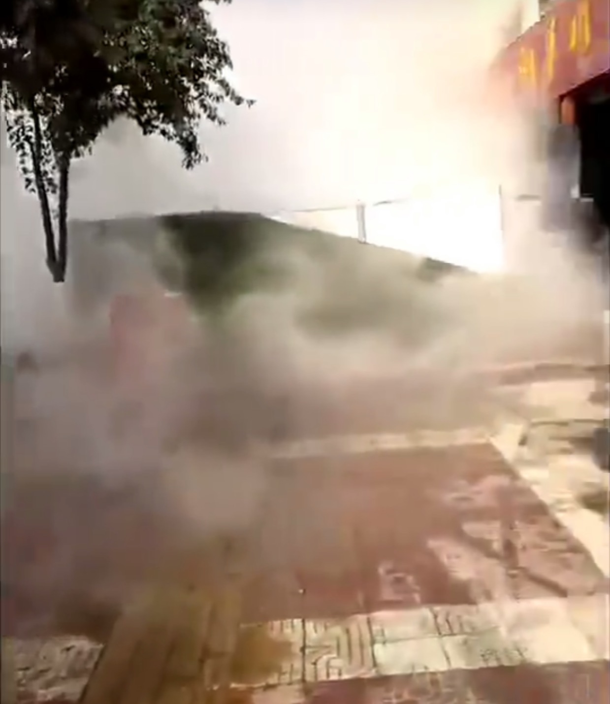 西安阎良区热力管道爆管现场。    视频截图
