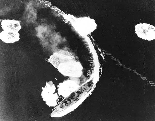 实拍日本最强战舰大和号被击沉瞬间3000人哭喊着掉进海里