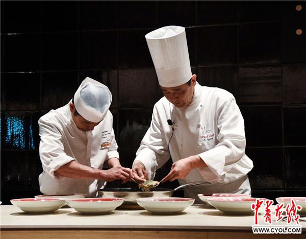 kitchen 总经理柿泽一氏大师交流时,北京林业大学的李嘉译不禁感叹道