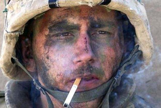 刁过滤烟嘴的美国大兵烟草的历史悠久.