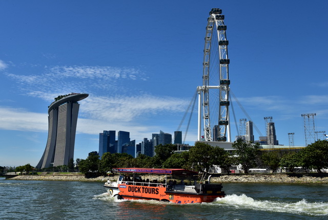 　　2019年元旦期间，新加坡的摩天观景轮、鸭子船和滨海湾金沙酒店吸引了众多游客。摄影/章轲