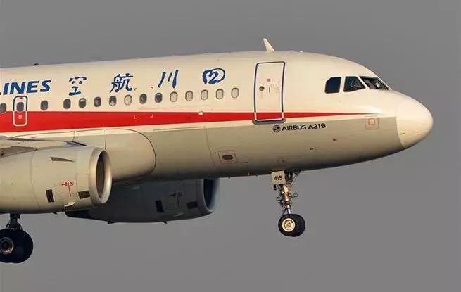 四川航空机组获"英雄"称号,机长刘传健获奖500万