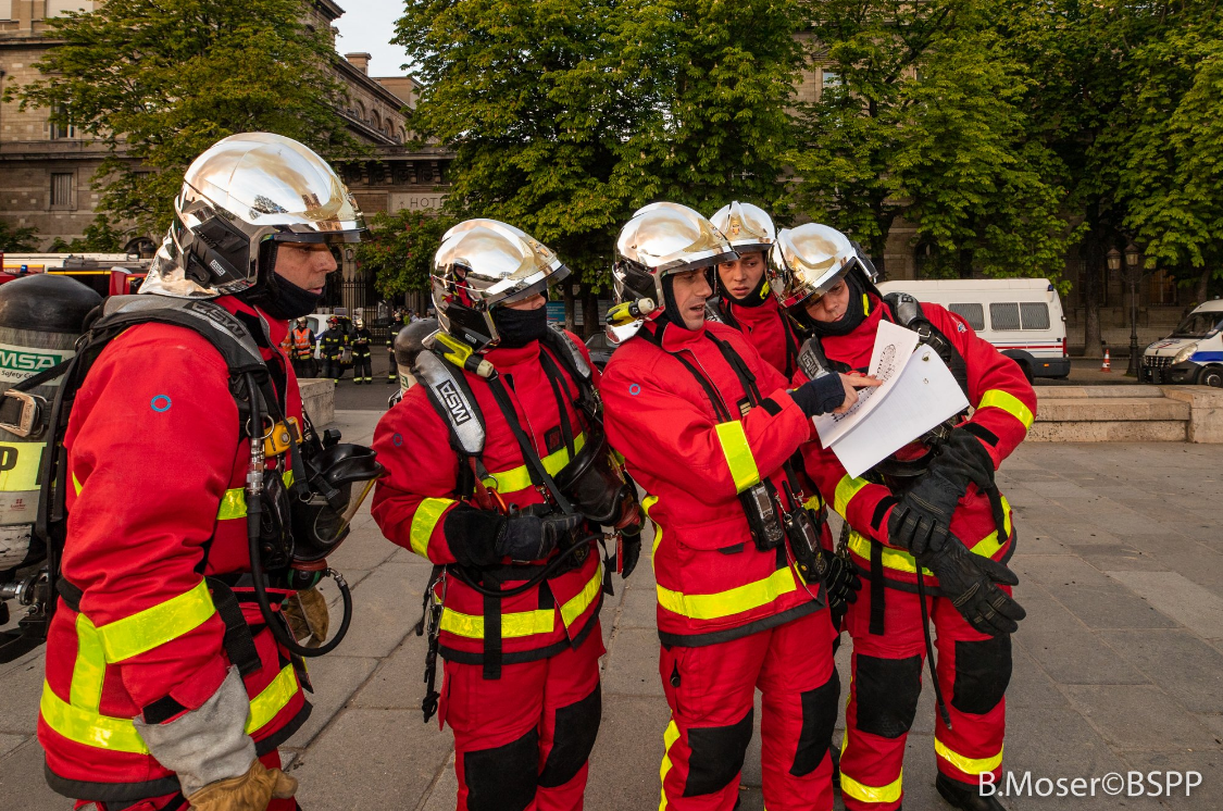 法国消防救火细节公布,中国网民热议|凡尔赛宫|消防员|消防_新浪新闻