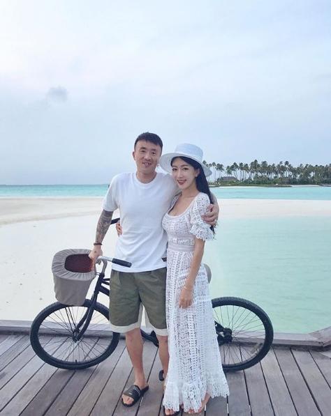 王永珀携家人马代度假娇妻秀火辣身材