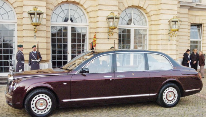 其中焦点就是英国女王的爱车,预估价格高达200万英镑(约合人民币1795