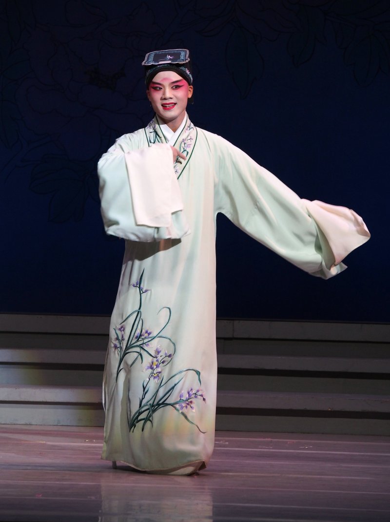 第九折 幽媾柳梦梅:饶 骞(中国戏曲学院导演系)第十折 回生柳梦梅:席