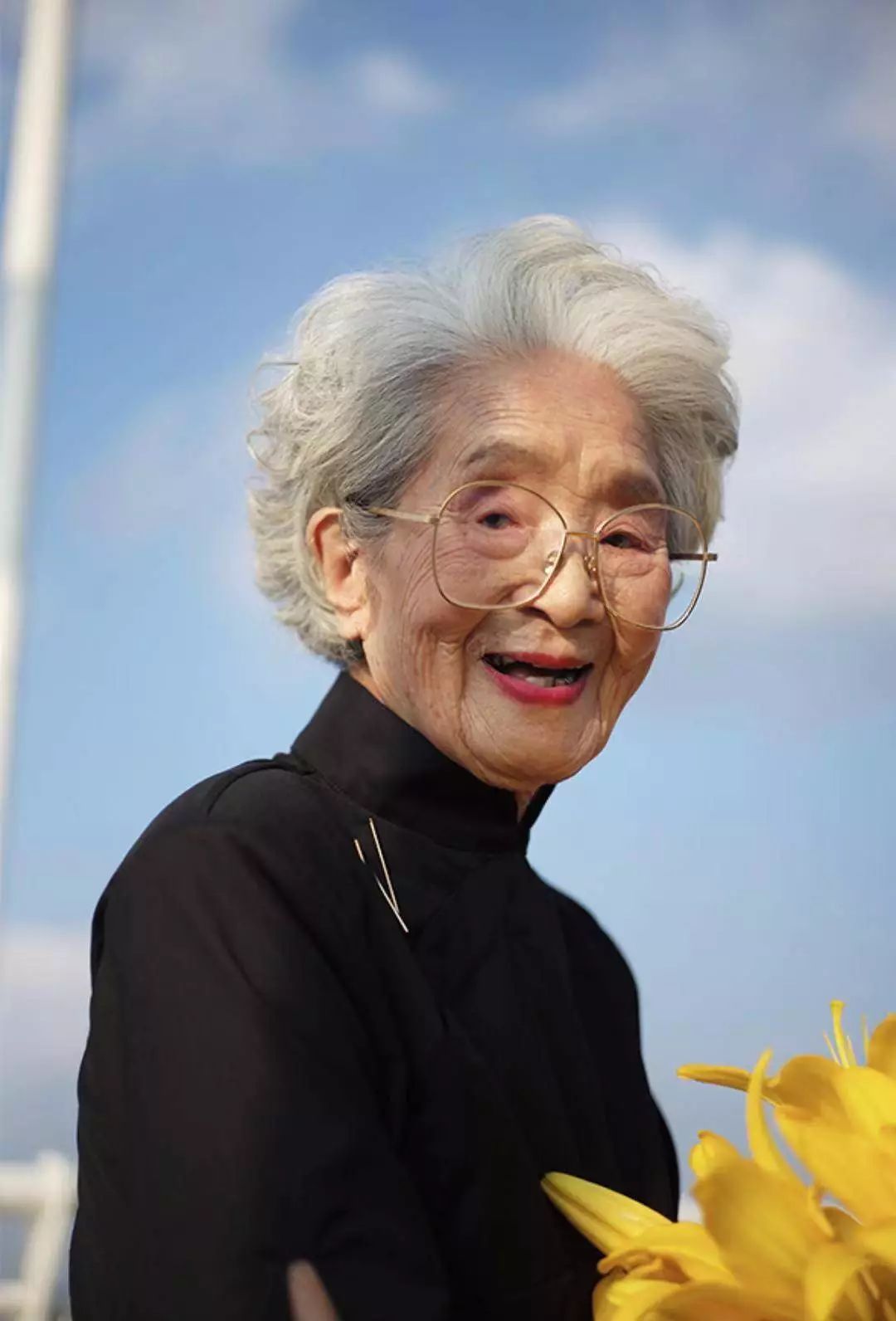 抖音百岁吃货奶奶获赞4800万:喝可乐吃烧烤,无辣不欢爱火锅