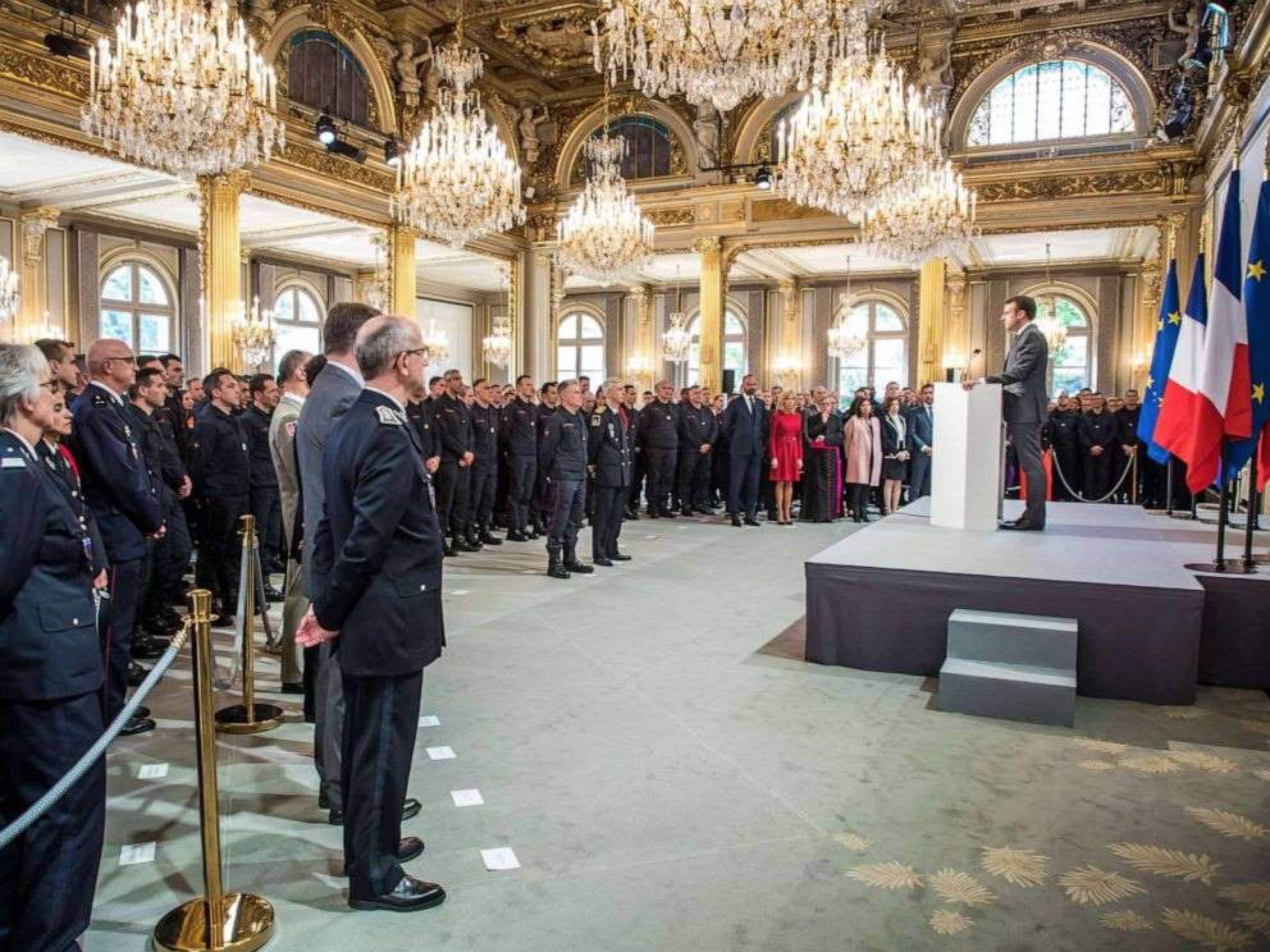 法国总统马克龙在爱丽舍宫感谢巴黎圣母院大火消防员 图源:路透社