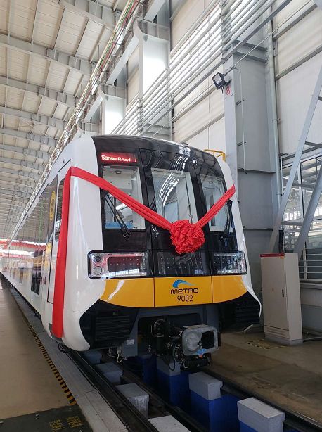 成都9号线首列车下线 8编组 a型 铝合金车体 按全自动运行标准设计