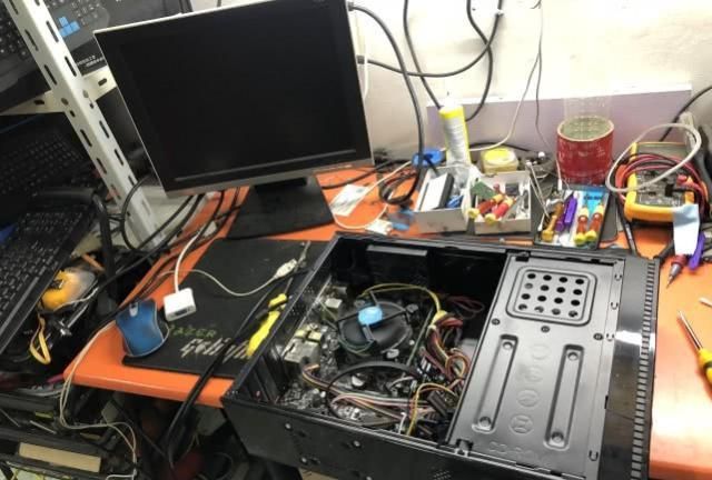 电脑开机黑屏修好收费五十元客户嫌简单拒付款你就按一下