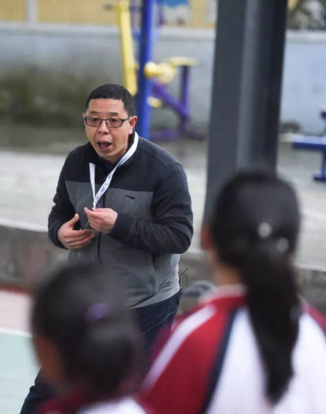 仅有国道与外界相连的小镇,藏着一支"威震川南"的篮球队