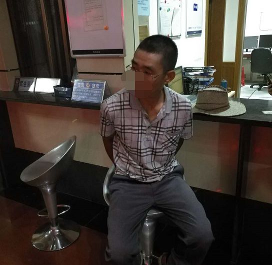 凌晨疯狂打砸7座公交候车亭赣州警方半小时抓住了他