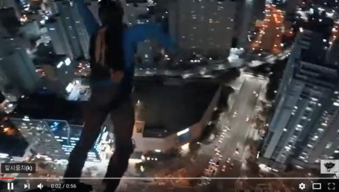 俄罗斯人从韩国42层楼跳下的画面（youtube）