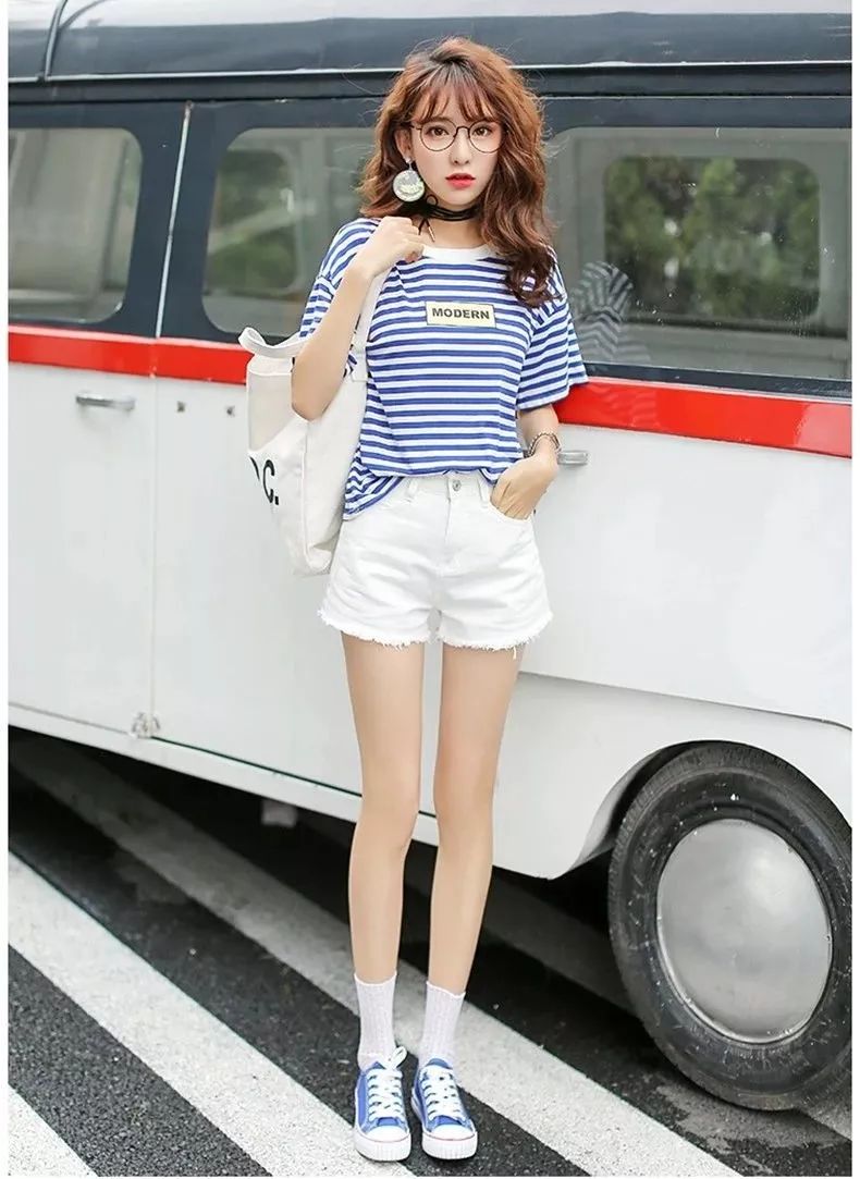 白色牛仔短裤搭配图片今年格外流行这样穿