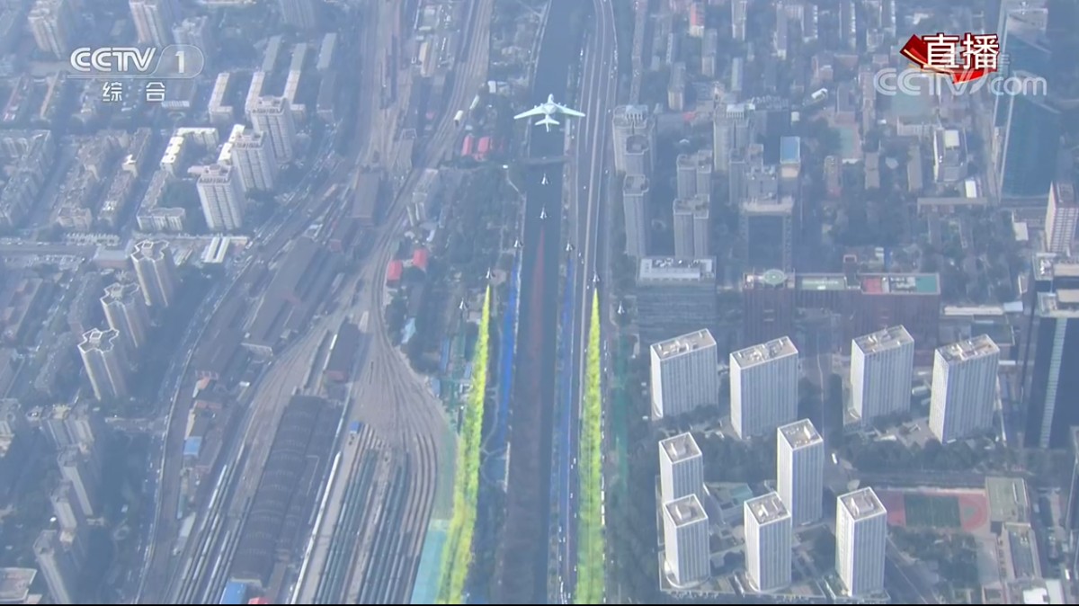 彩练当空舞!九机箭行队列拉烟表演为何