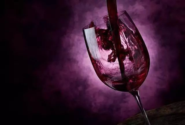 为什么喝红酒一定要用高脚杯?原因在这里.