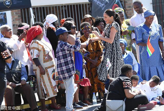英哈里王子夫妇访问南非 跟小朋友亲密互动