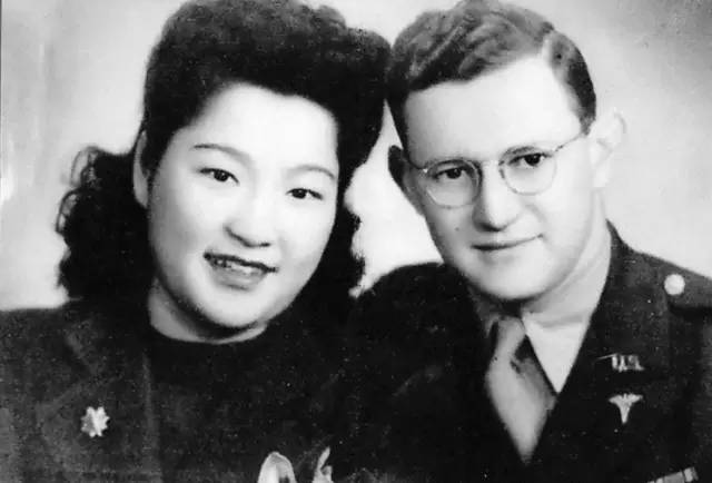 　1946年，方寿纯、康威结婚照。