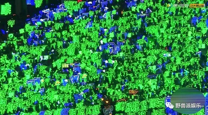 招,全都偷偷带了灯牌进场,王俊凯的应援色是蓝色,王源的应援色是绿色