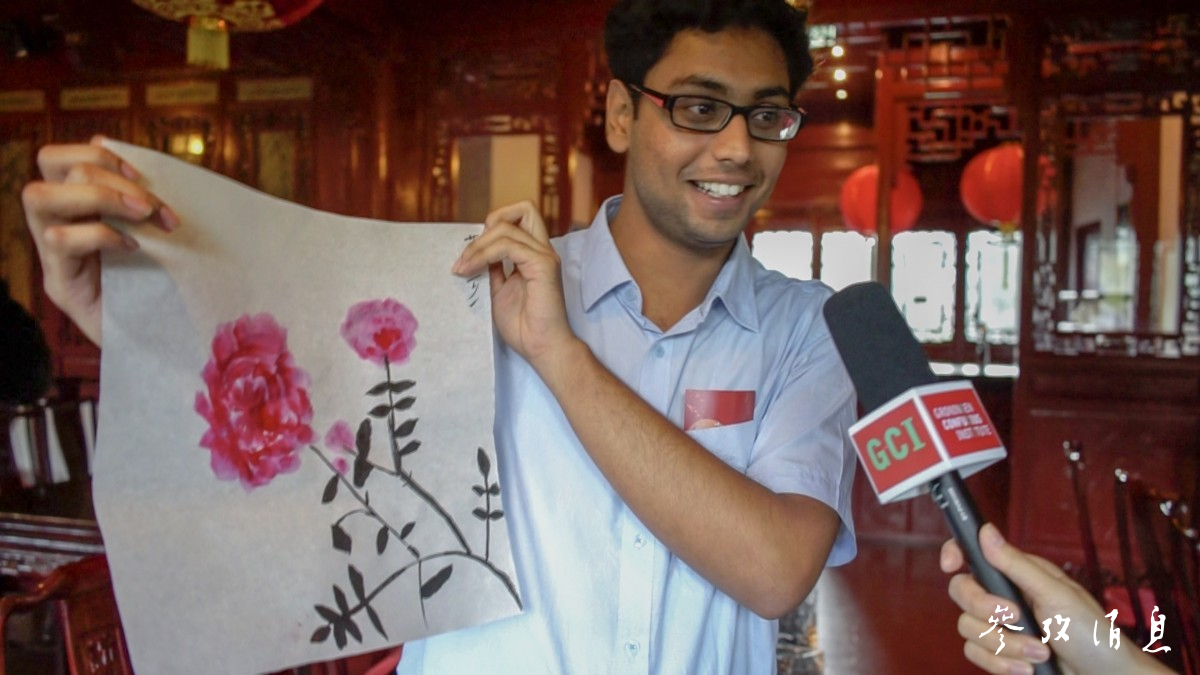 正在上传... (在荷兰格罗宁根孔子学院,一位印度留弟子展现中国画作品。)