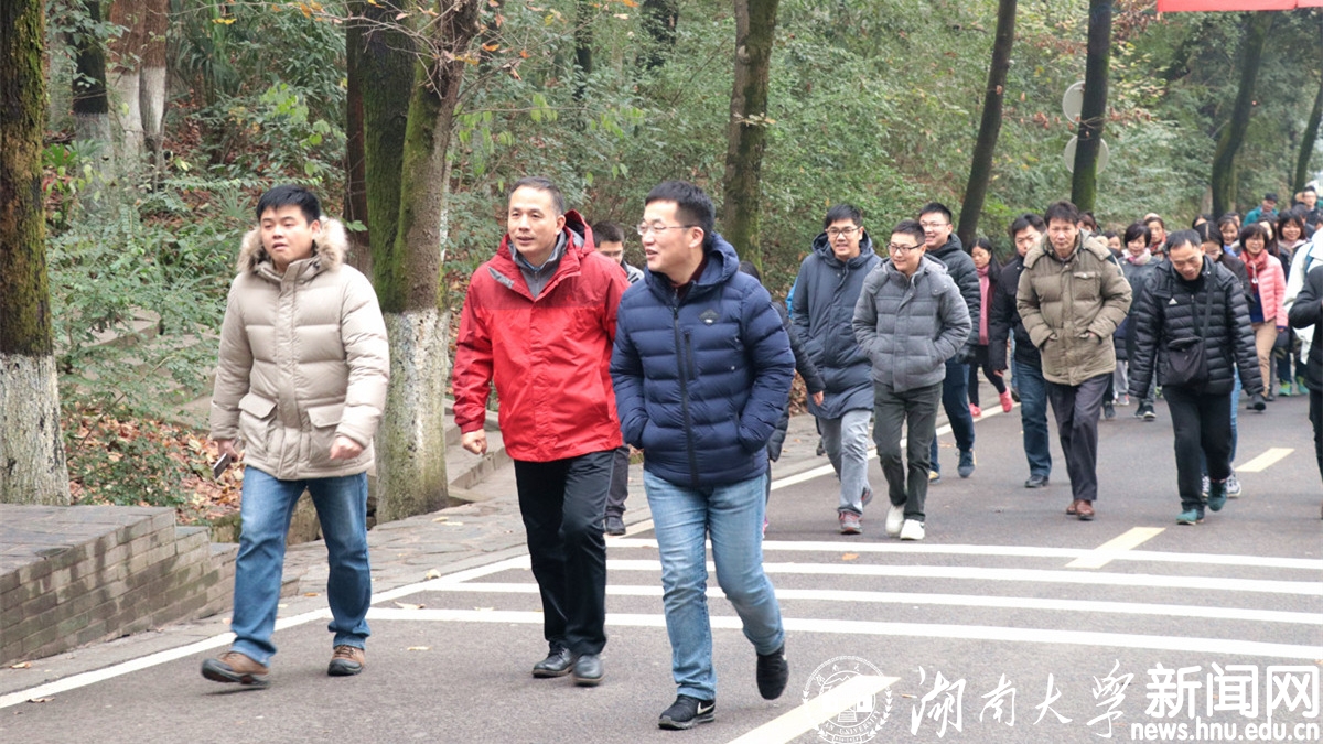 教職工們分七批相繼從東方紅廣場出發,入嶽麓山門,經穿石坡湖,最終