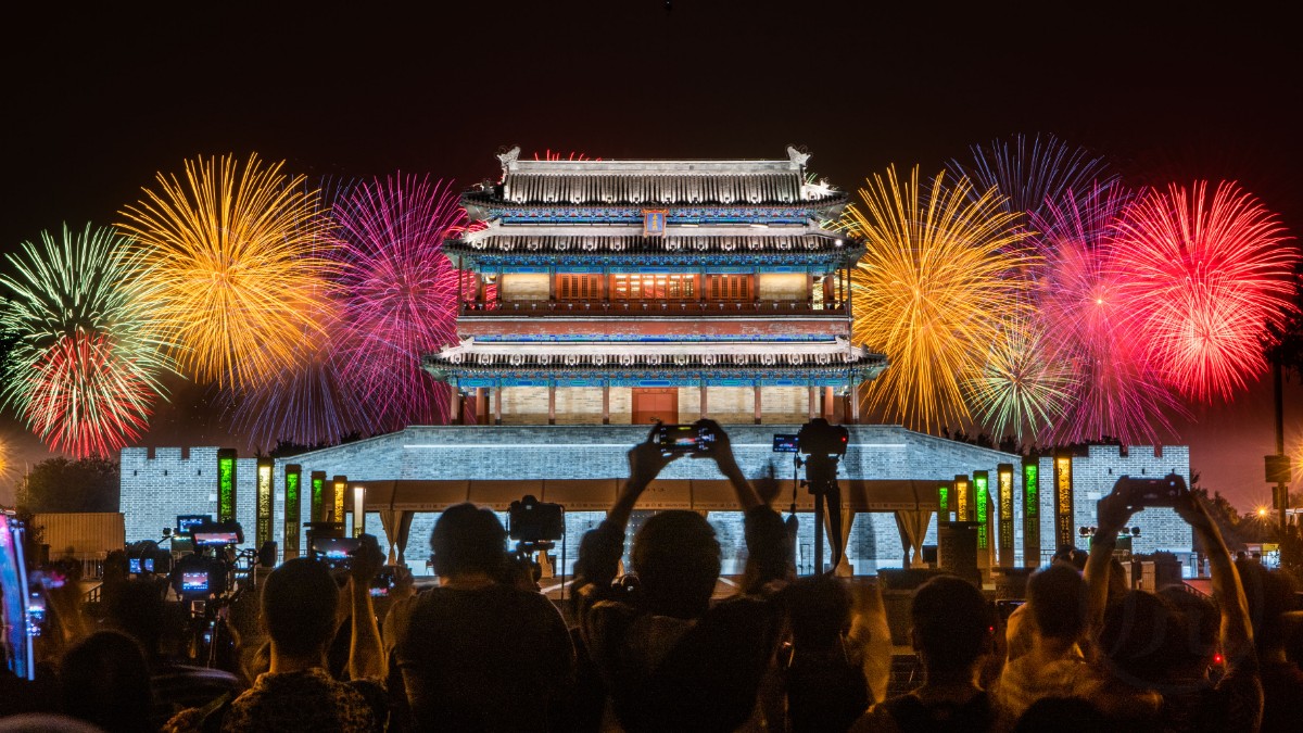 北京居民家里看烟花同庆祖国母亲生日