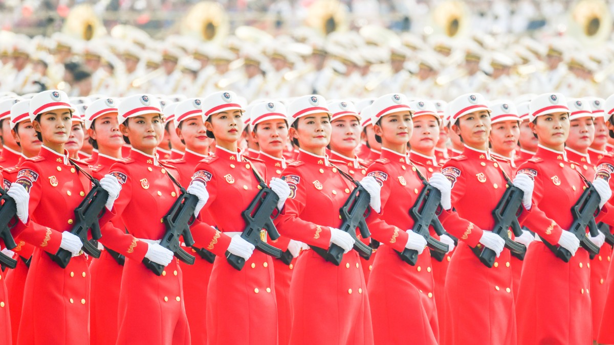 受阅部队中最吸睛的一抹红色