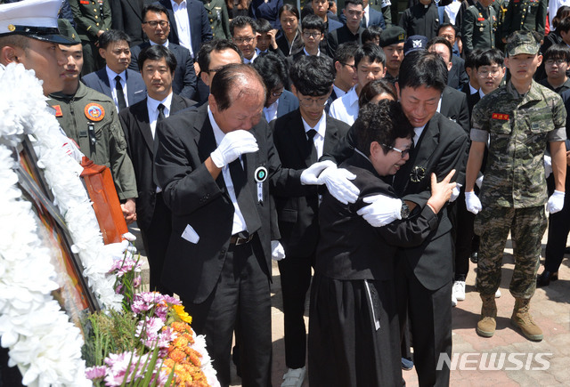 韩国宝宝追悼会上看到爸爸照片,开心大叫"是爸爸"…|坠毁|遗体告别