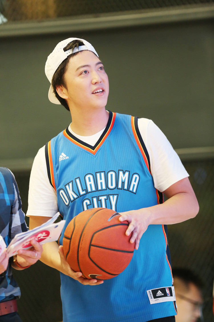 "首富的男人"张一鸣与粉丝暖在一起,《西虹市首富》票房破25亿