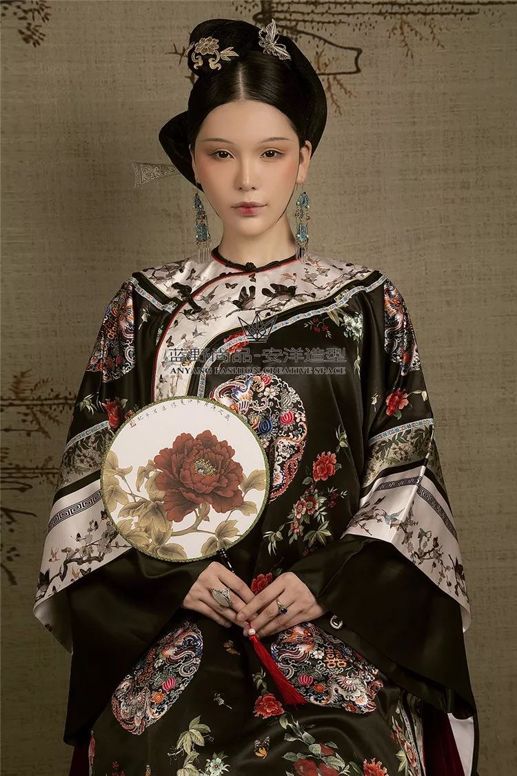 大家闺秀一席缥缈红纱,若隐若现红色妆容,妖娆妩媚,勾人心魂,怪不得总