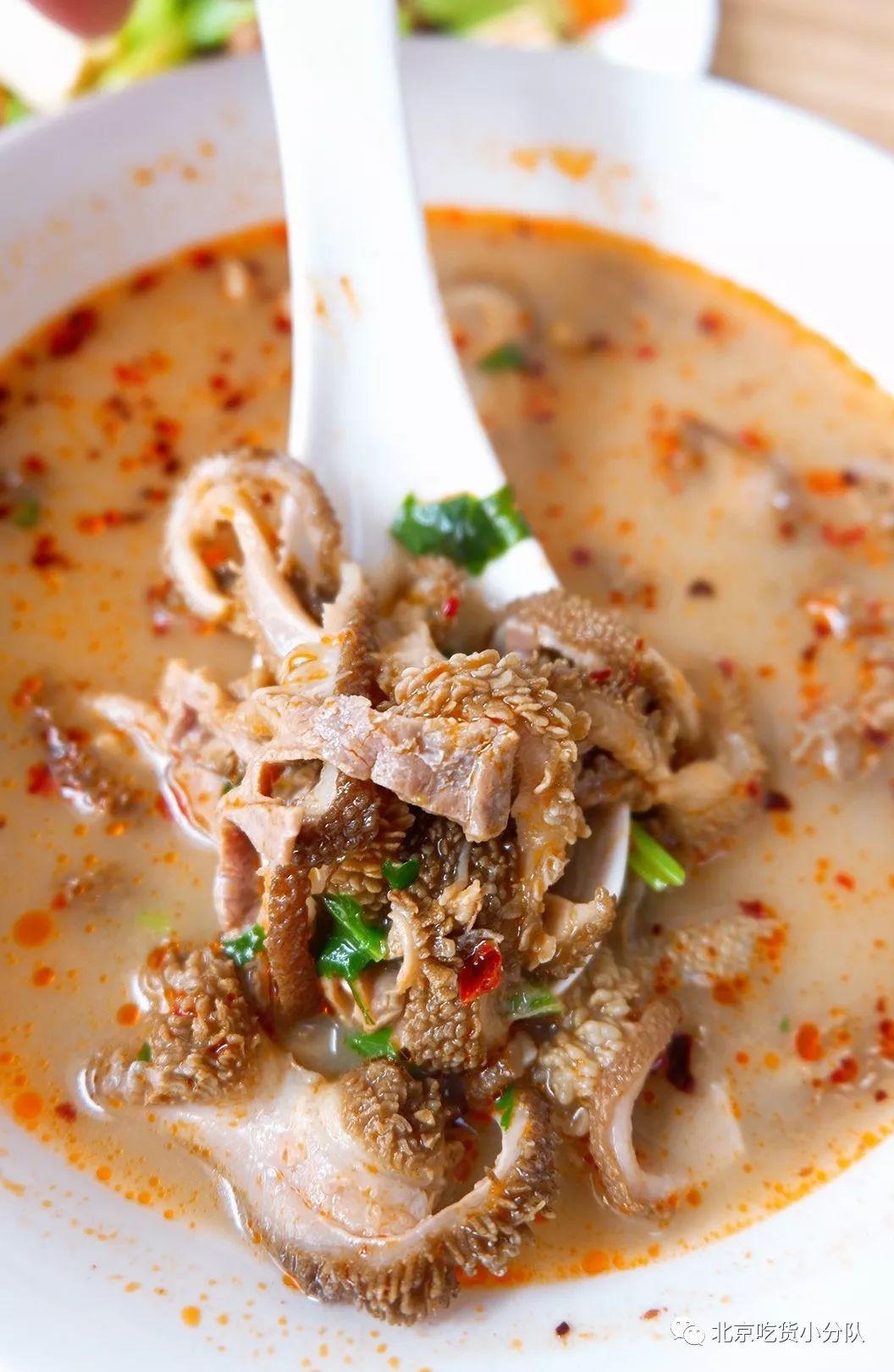 【豆泡汤】从大锅里舀出来,一碗有六块豆泡,豆泡口感非常瓷实,有嚼劲.