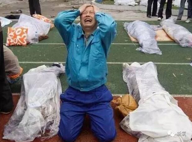 地震发生一年后,他用刀捅向自己心脏