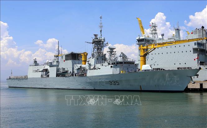 加拿大皇家海军"卡尔加里"号导弹护卫舰9月26日抵达岘港市仙沙港.